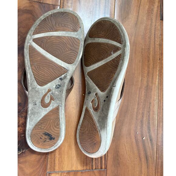 OluKai Women's Size 10 Leather Sandals Brown Gold Straps Comfort Footbed - Picture 2 of 2